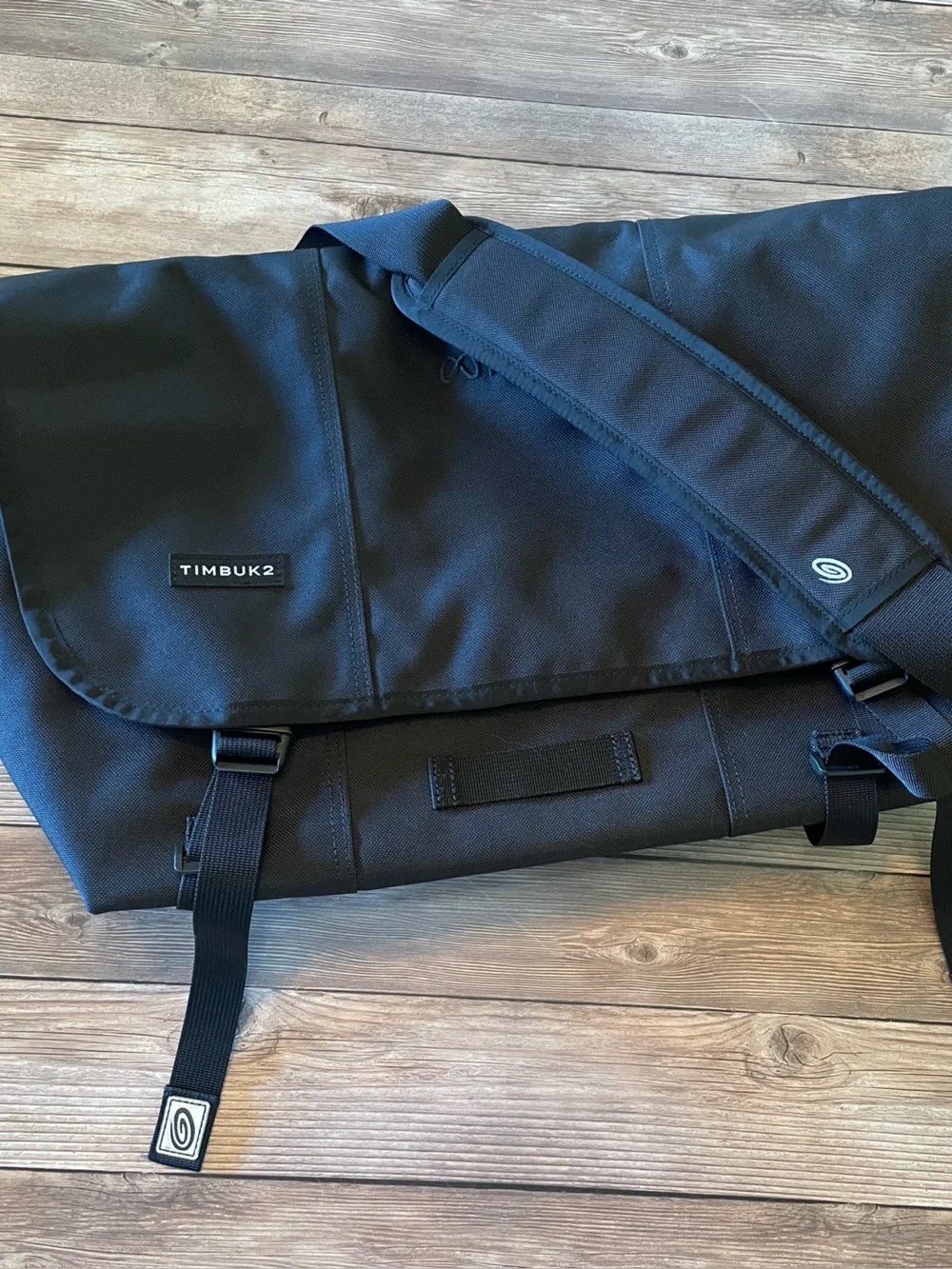 New ✨TIMBUK2 x META extra Large Messenger Bag
